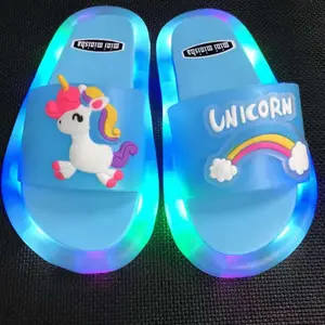 Grosir 2023 Baru 4 Lampu Shiny Kartun Wajah Tersenyum Unicorn Kelinci Anak Slides Sandal Anak Laki-laki Perempuan Sandal Rumah untuk Anak-anak