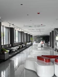 โถสุขภัณฑ์แบบกดสองปุ่ม รุ่นโมเดิร์น แบบ S-Trap ขนาด 300 มม. เซรามิกสีขาว สำหรับห้องน้ำ - Product Image 4