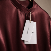 Étiquette suspendue personnalisée imprimée, imperméable, écologique, en papier doux multicouche, design minimaliste, trou circulaire, ficelle naturelle, pour vêtements