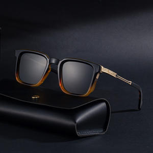 Nouvelles lunettes de soleil à monture carrée pour hommes, monture en plastique et en métal, protection UV400, pare-soleil de classe 2, noires avec étui - Product Image 1