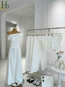 Ensemble haut court blanc à une épaule et pantalon droit, style décontracté et élégant, fabrication OEM au Vietnam - Product Image 6