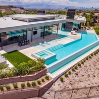 Level upped Fertighaus mit vergrabenem Pool