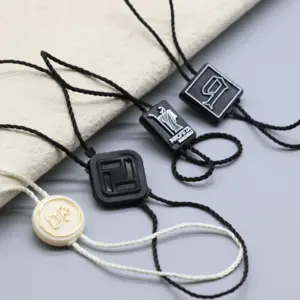 Hoge Kwaliteit Custom Clear Reliëf Naam Logo Labels Plastic Swing Hang Tag Seal String Voor Bagage