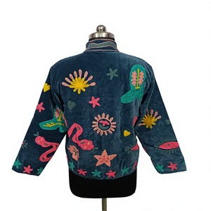 เสื้อแจ็คเก็ตปักลายคาร์นิวัลแห่งจักรวาล เสื้อแจ็คเก็ตลายพระจันทร์และดวงดาว เสื้อแจ็คเก็ตสไตล์ตะวันตก เสื้อแจ็คเก็ตลายกาแล็กซี่ เสื้อแจ็คเก็ตปักลายท้องฟ้ายามเที่ยงคืน เสื้อแจ็คเก็ตกำมะหยี่ปักลาย - Product Image 6