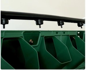 Module de jardin vertical avec système d'auto-arrosage, tuyau PE et tête d'irrigation goutte à goutte, facile d'entretien, type nid d'abeille, jardinière murale verte modulaire - Product Image 1