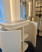 Dressing sur mesure minimaliste avec îlot de rangement intégré et tiroirs à fermeture douce pour toute la maison