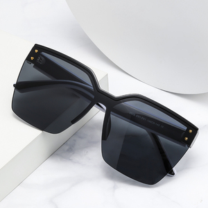 Lunettes <span class=keywords><strong>de</strong></span> soleil mode pour femmes avec grand cadre et verres dégradés Lunettes en matériau PC en noir blanc rose pour la fête - Product Image 2