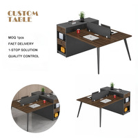 Poste de travail collaboratif commercial à deux places avec bureau en bois, armoire latérale et écran de confidentialité