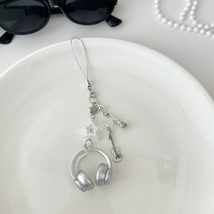 Llavero de acrílico estilo punk con dije de guitarra pequeña, llavero de micrófono de moda para mujeres, hombres y fanáticos de la música, regalo - Product Image 5