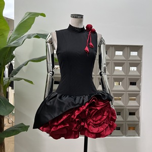 เดรสแฟชั่นผู้หญิงแขนกุด คอตั้ง สีเข้ม แต่งผ้าแบบแพทช์เวิร์ค หลายชั้น ระบายชายกระโปรงแบบไม่สมมาตร - Product Image 6