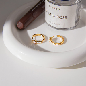 Pendientes Huggie de Acero Inoxidable 18K con Circonita Blanca Engastada en Garra, Pendientes de Cristal para Uso Diario - Product Image 4