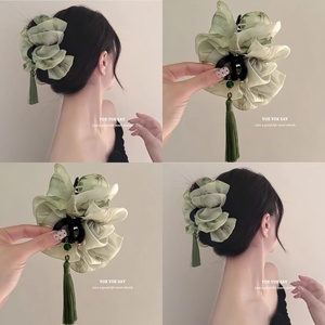 Grande fermaglio per capelli a pinza in organza verde salvia con volant e nappa, elegante fermaglio per chignon con stampa floreale per <span class=keywords><strong>donna</strong></span>, da sera - Product Image 1