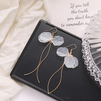 Anting-anting gantung rumbai kelopak transparan, manis, minimalis, elegan, berlebihan, mode wanita, perhiasan telinga, grosir