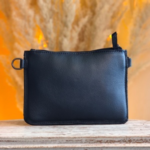 Bolso Bandolera de Cuero Genuino con Diseño Floral y Patrón de Letras, Hecho a Mano, Estilo Occidental, de Lujo, Vintage, de Gran Venta, con Cierre de Cremallera, Colección - Product Image 4