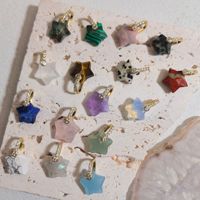 Pendentifs étoiles à facettes en pierre naturelle mignons et très demandés, breloques pentagrammes en fer, vente en gros, breloques en pierre pour le commerce Europe et Amérique