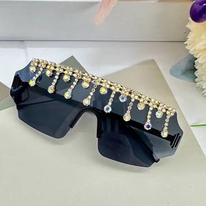 Di lusso Designer senza montatura <span class=keywords><strong>occhiali</strong></span> <span class=keywords><strong>da</strong></span> sole per ragazze stile Punk quadrati senza telaio <span class=keywords><strong>occhiali</strong></span> <span class=keywords><strong>da</strong></span> sole in lega arancione strass nappa <span class=keywords><strong>occhiali</strong></span> <span class=keywords><strong>da</strong></span> sole - Product Image 2