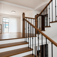 Escalier en bois moderne pour villa, duplex, intérieur de maison, garde-corps en verre, escalier droit, marches en bois, design d'escalier résidentiel