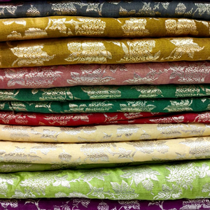 Tissu jacquard brodé floral métallique Zari pour vêtements de femme, tissu pour robe tissée - Product Image 1