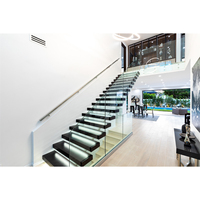 Système d'escalier à poutres apparentes au design moderne 2024 pour salon, avec garde-corps en câble de verre intérieur, marches flottantes droites en bois et forme spirale