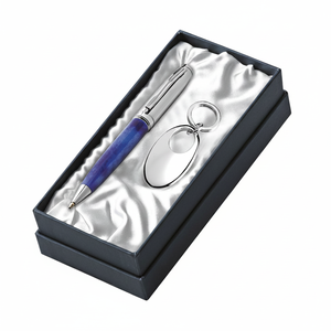 Elegante set portachiavi e penna a sfera con corpo blu e finitura argentata, ideale come regalo o per l'uso quotidiano - Product Image 2