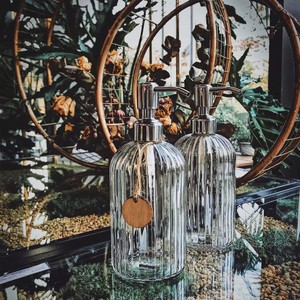 Bouteille en verre L Conteneur <span class=keywords><strong>de</strong></span> savon coloré pour les mains Fournitures <span class=keywords><strong>de</strong></span> <span class=keywords><strong>salle</strong></span> <span class=keywords><strong>de</strong></span> <span class=keywords><strong>bain</strong></span> Gel douche logo Printing <span class=keywords><strong>Spot</strong></span> - Product Image 2