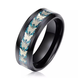 Due toni personalizzano gli ingranaggi celtici neri 8mm Mens anello di tungsteno con il modello blu fibra di carbonio fede nuziale regali per natale