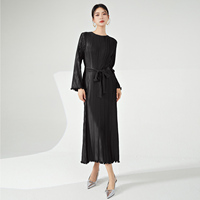 Vêtements pour femmes en gros – Nouvelle collection 2026 : Robe longue plissée de haute qualité pour femme, avec ceinture élastique extensible, style Miyake, élégance et tempérament.