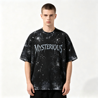 T-shirt Homme Vintage Effet Délavé à l'Acide avec Impression de Police Gothique Mystérieuse et Motif Galaxie Éclaboussée, Style Streetwear, Service de Personnalisation de Logo