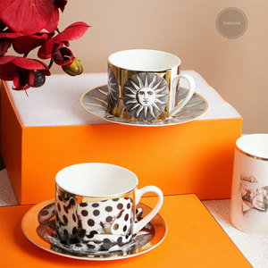 Tasse à café Sole de style italien Ensemble tasse à thé et soucoupe en céramique avec bord doré et boîte cadeau - Product Image 1