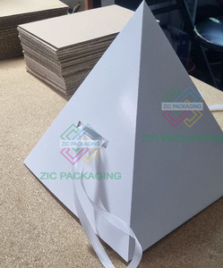 Caja Piramidal para Repostería para Llevar con 4 Capas y Asas, Empaque de Cartón Triangular con Impresión Personalizada - Product Image 2