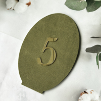Numéros de table de mariage ovales en velours vert avec chiffres dorés miroir et base en acrylique transparent pour la décoration de table de réception de mariage