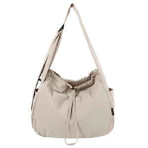 Sac à bandoulière léger et imperméable en polyester recyclé pour femme, avec fermeture éclair et motif lettre, idéal pour toutes les saisons - Product Image 1