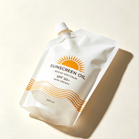 Pochette de recharge liquide cosmétique personnalisable, autoportante, avec bec verseur latéral et fenêtre transparente
