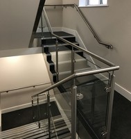 Fabrikgefertigtes Mattschwarzes Edelstahl-Treppengeländer mit Glasgeländer, Individuelle Anpassung Möglich