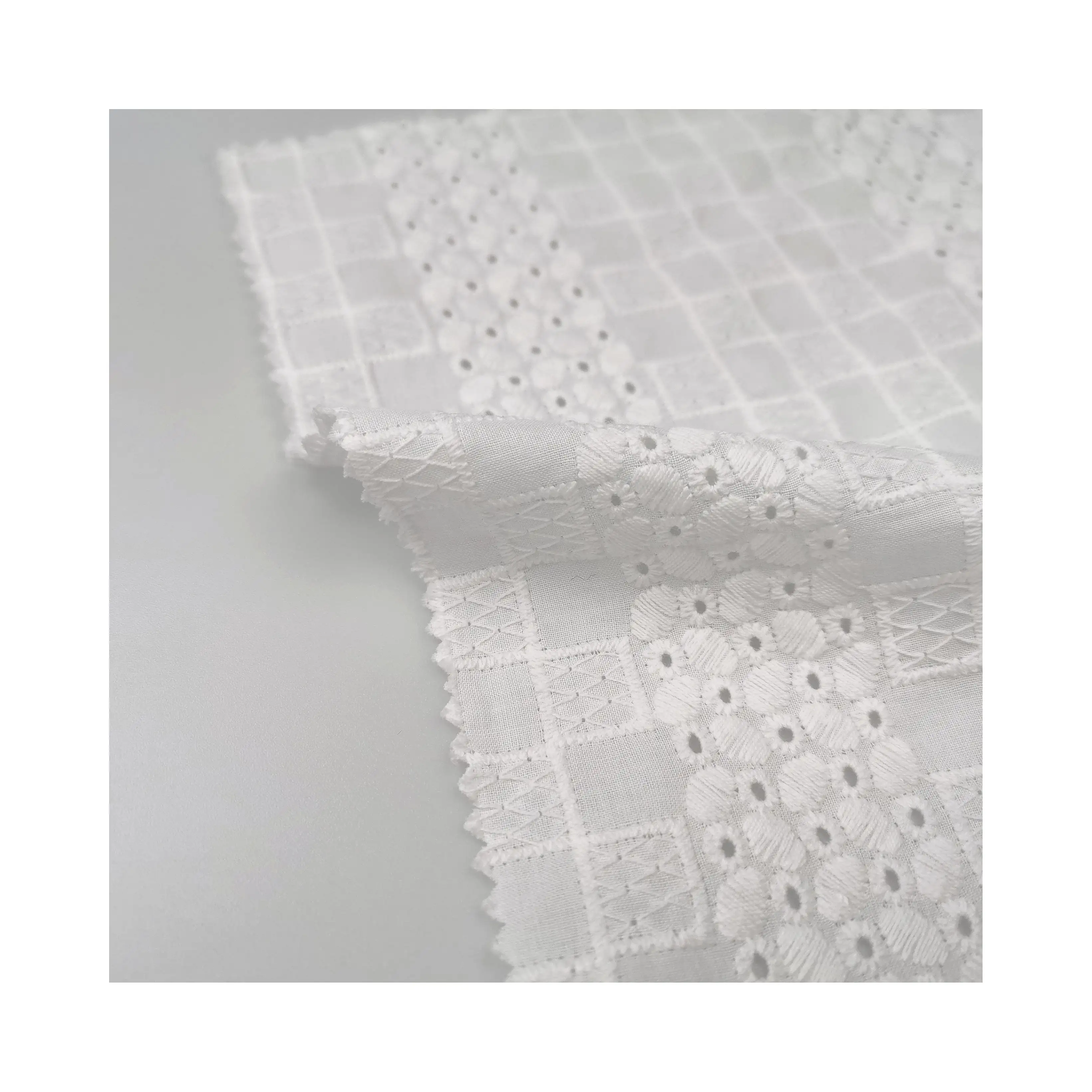 China Lieferant individuell 100% Baumwolle solide weiße Platte und andere geometrische Muster Stickerei Stoff für Hemd