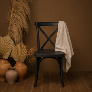 Chaise de salle à manger ergonomique noire en résine, empilable, légère, durable et moderne, idéale pour la maison, le bureau, le bar, l'entrepôt et l'hôtel - Product Image 1