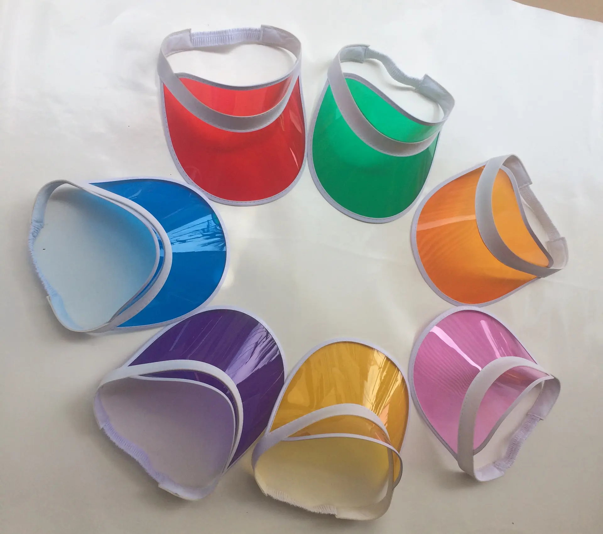 المصنعين متعددة الألوان جاهزة للشحن PVC الصيف حاجب الشمس للجنسين وظيفة مخصصة طباعة شعار قبعة الإعلان الرخيصة
