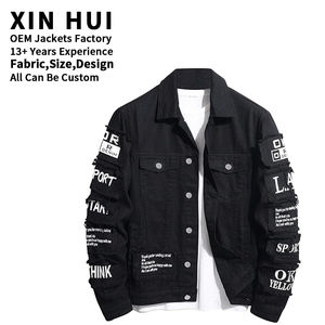Veste en jean noire pour homme, style streetwear hip-hop, avec logo personnalisé, patchwork déchiré, effet usé, tissu épais, style varsity. - Product Image 1