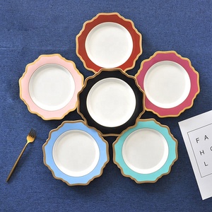 Services de <span class=keywords><strong>table</strong></span> en <span class=keywords><strong>porcelaine</strong></span> céramique noire à motifs floraux avec assiettes de présentation incrustées d'or pour mariages, banquets et réceptions à domicile - Product Image 6