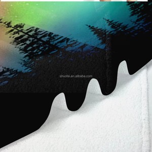 Superbe serviette de plage Aurora Borealis |   Jeté à imprimé graphique artistique avec motif de forêt et aurores boréales pour les aventures en plein air, le camping - Product Image 5
