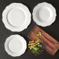 Assiettes de présentation blanches à bord festonné pour mariage, assiette plate en porcelaine tendre en forme de fleur