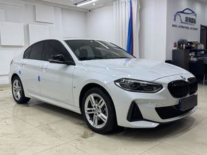 JX Auto <span class=keywords><strong>2022</strong></span> <span class=keywords><strong>BMW</strong></span> <span class=keywords><strong>Serie</strong></span> <span class=keywords><strong>1</strong></span> 120i Sedán Usado de 5 Plazas Euro VI Gasolina Transmisión Automática Motor Turbo Cámara Trasera Rines de Aleación R17 Volante a la Izquierda - Product Image 3