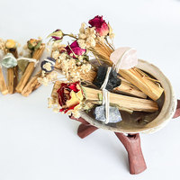 Fleurs de roses séchées et cristaux naturels (bois) en faisceau de Palo Santo biologique artisanal pour les séances d'aromathérapie et de purification spirituelle