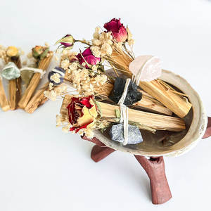 Fleurs de roses séchées et cristaux naturels (bois) en faisceau de Palo Santo biologique artisanal pour les séances d'aromathérapie et de purification spirituelle - Product Image 5
