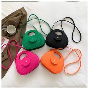 Bolso de mano elegante de color sólido para mujer, nuevo modelo de invierno, con cremallera, informal, con forro de poliéster. - Product Image 2