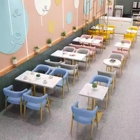 Ensemble de mobilier de restaurant et café en marbre : canapé, banquette, table et chaises pour restaurant