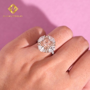Anillo de Compromiso de Oro de 18K con Diamante Rosa de Laboratorio, Anillo Fino con Piedra Principal de Diamante de Laboratorio de Corte Radiante de 1.1ct - Product Image 2