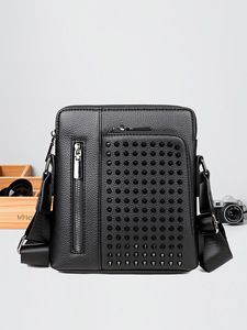 Nouveau sac messager pour homme en PU style streetwear avec décoration rivetée, fermeture éclair, sangle réglable, grande taille, utilisation quotidienne toutes saisons - Product Image 5