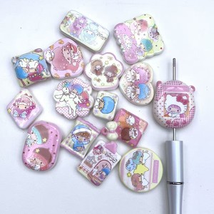 Accessorio in acrilico stampato fronte-retro con foro passante, serie a tema, per cinturino telefono e ciondolo borsa fai da te - Product Image 1