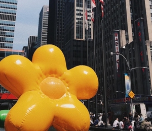 Nuovo Design Personalizzabile: Scultura Gonfiabile Gigante a Forma di Fiore Pop Art Giallo per Piazze Commerciali di Alto Livello - Product Image 2